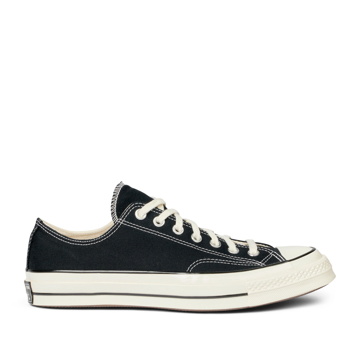 Lav canvas sneaker i sort med cremehvide snørebånd, kontrastsømme og vintage-hvid gummisål