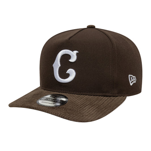 New Era 9TWENTY kasket i brun corduroy med broderet C-logo og justerbar lukning