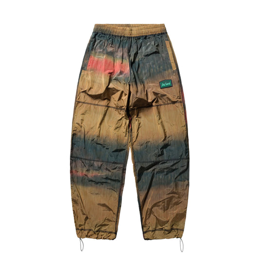 Aries crinkle nylon trackbukser med tie-dye i okker, grøn og rød, elastik og logo-patch