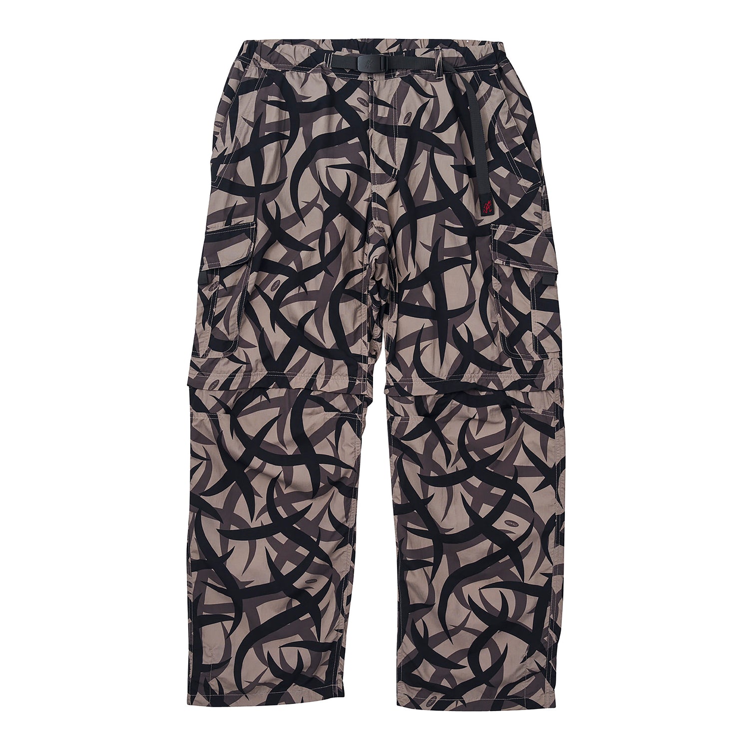 Cargo-bukser i lys khaki med grafisk tribal-print, store klaplukkede lommer og woven logo-badge