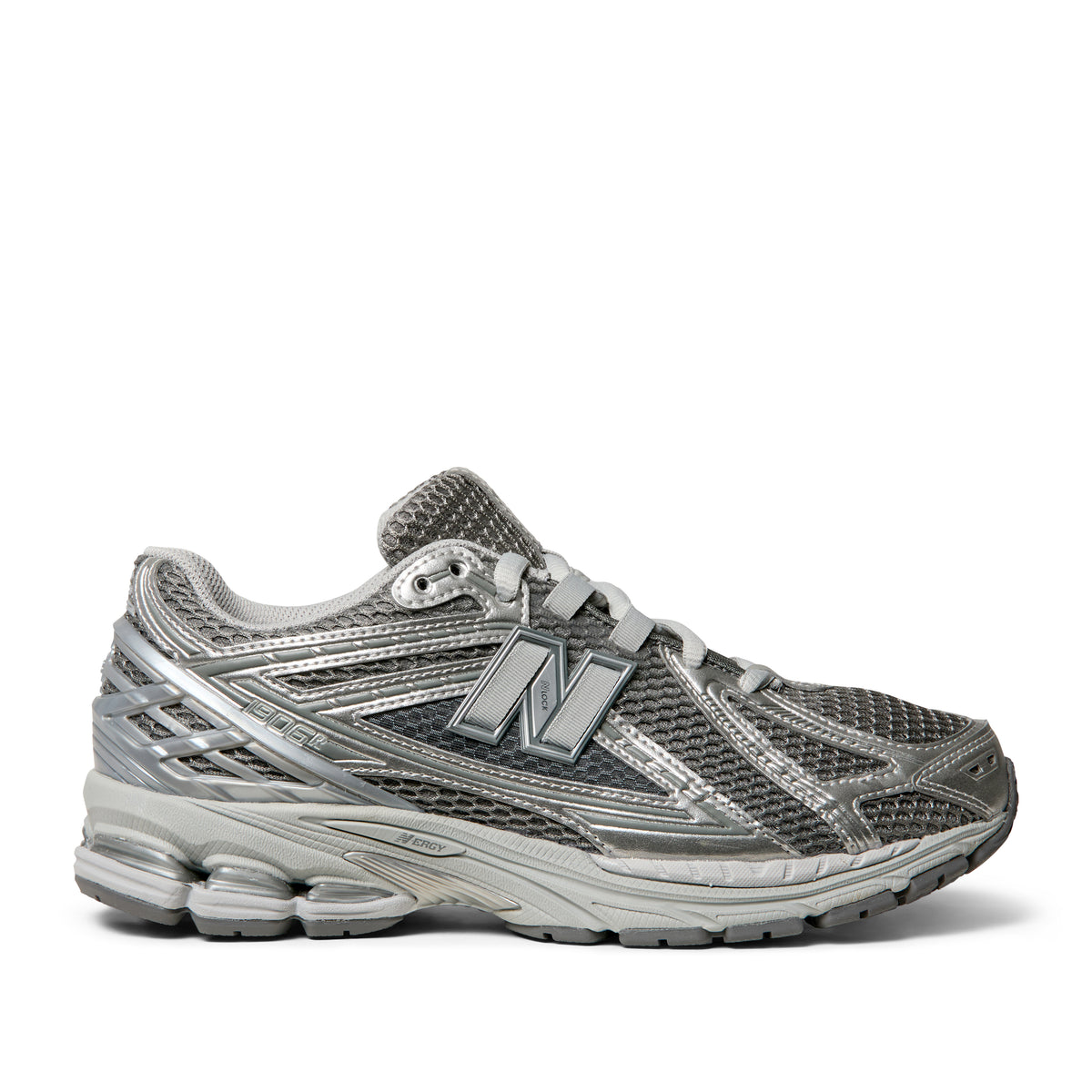 New Balance 1906R sneaker i sølv og grå med mesh-overdel, metalliske overlays og NERGY-mellemsål