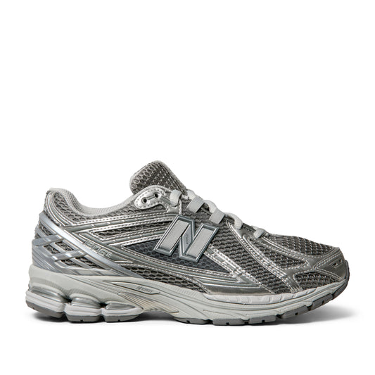 New Balance 1906R sneaker i sølv og grå med mesh-overdel, metalliske overlays og NERGY-mellemsål