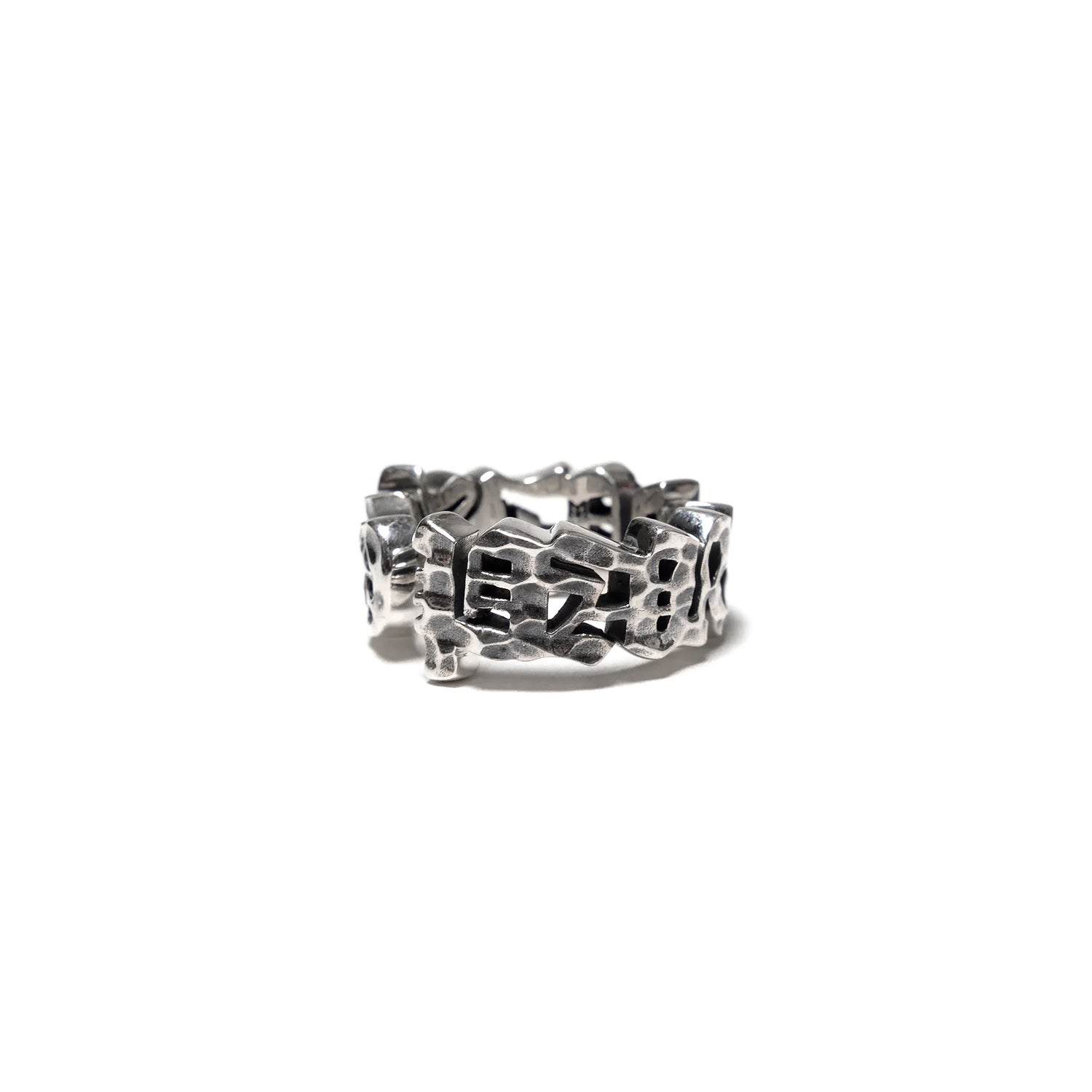 Sølvring med åbent organisk mønster, hammerslagen overflade og bred bandform