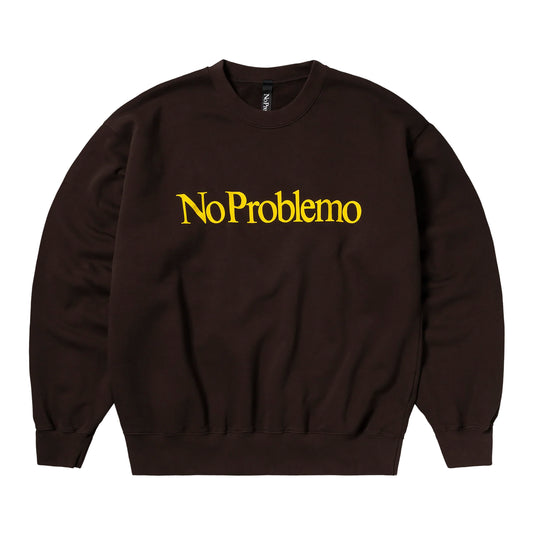 Crewneck i mørk brun med gult logo på brystet, oversized fit og ribkanter
