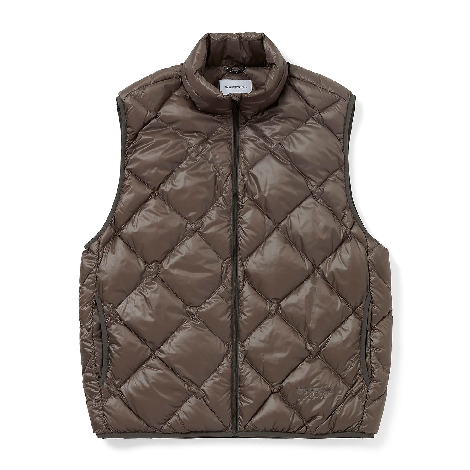 Brun quiltet vest med diagonal diamond-quilt, fuld lynlås og høj krave