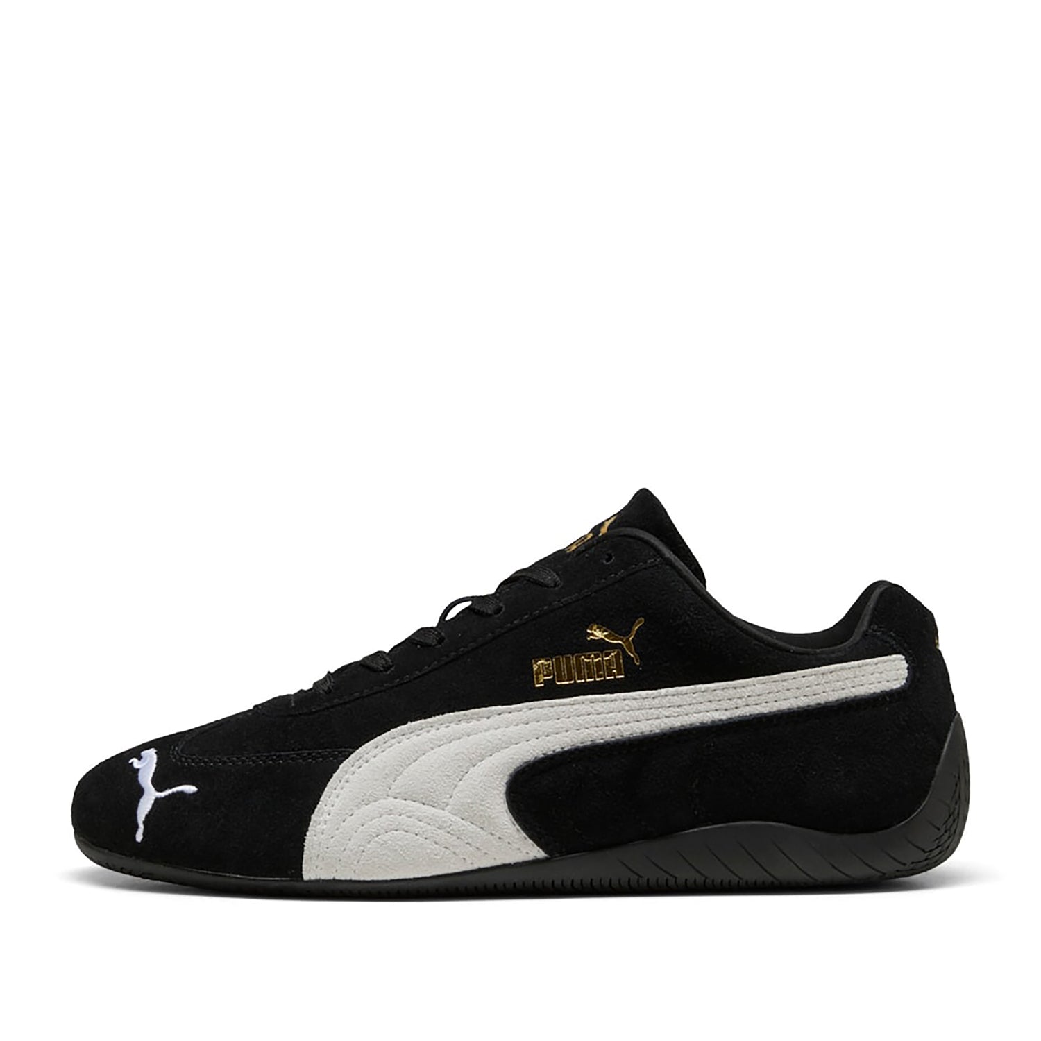 Puma Speedcat i sort ruskind med lav profil og guld logo-detaljer