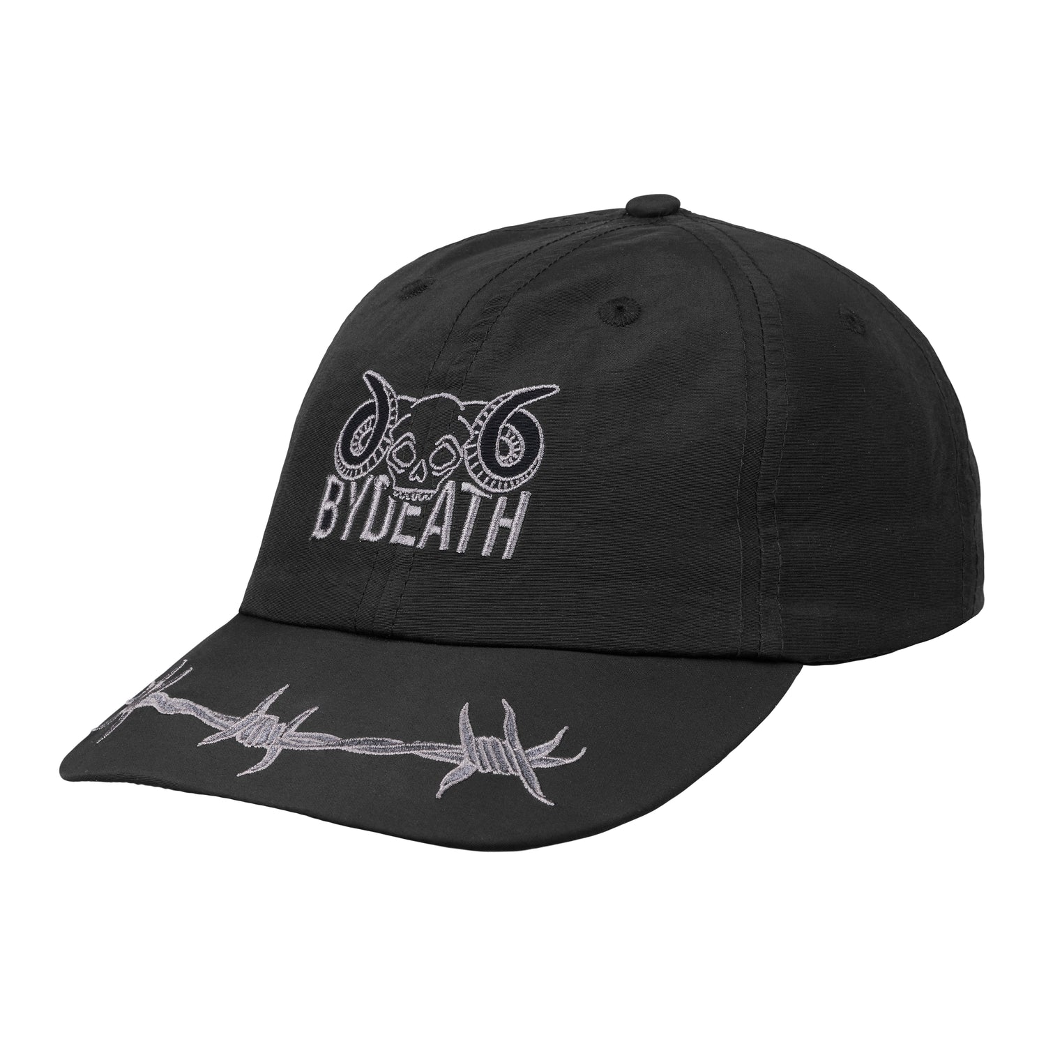 By Death sort dad cap med broderet skull-logo, horn og barbed wire-detaljer langs skyggen