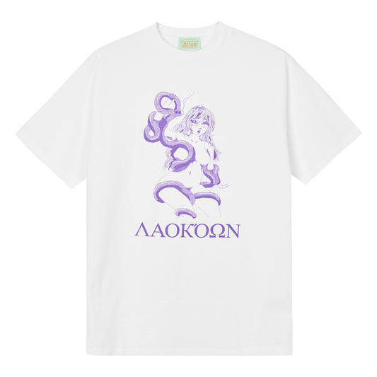 Hvid crew neck t-shirt med anime-inspireret slangemotiv og græske bogstaver i lilla print