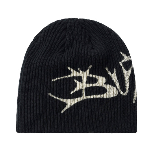 Sort ribstrikket beanie med hvidt grafisk logo langs kanten og slouchy fit