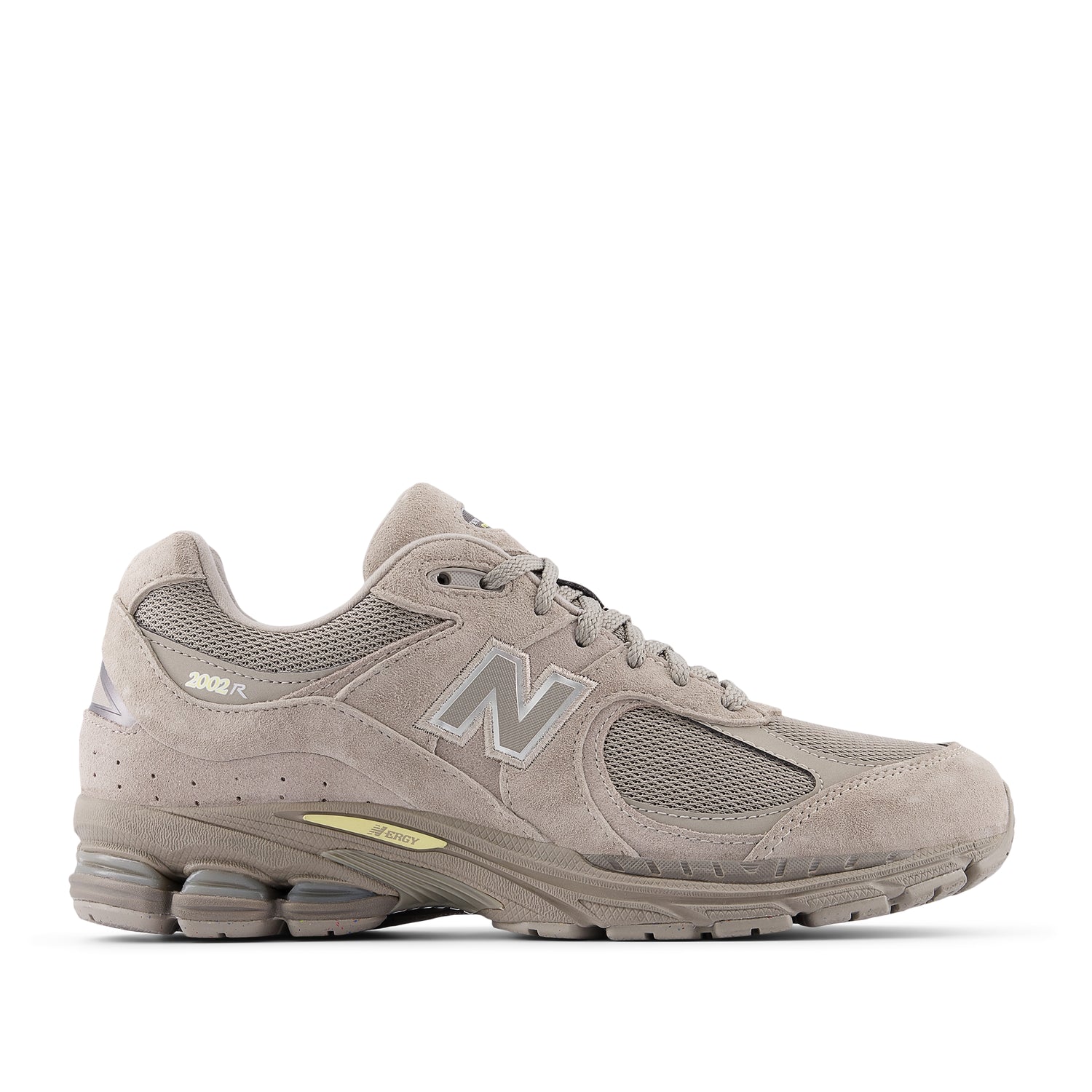 New Balance 2002R i greige ruskind og mesh med sølvgrå N-logo og gul N-ERGY-indsats