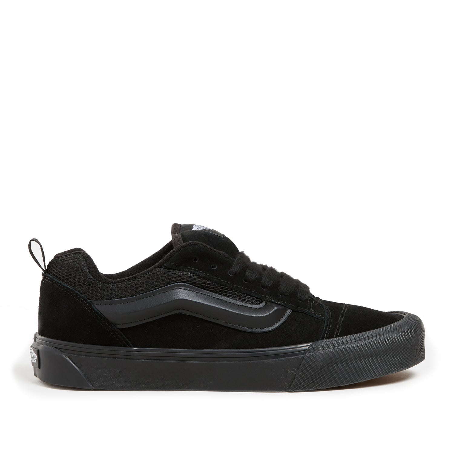 Vans Knu Skool i blackout med suede overlæder, sidestripe og gummisål