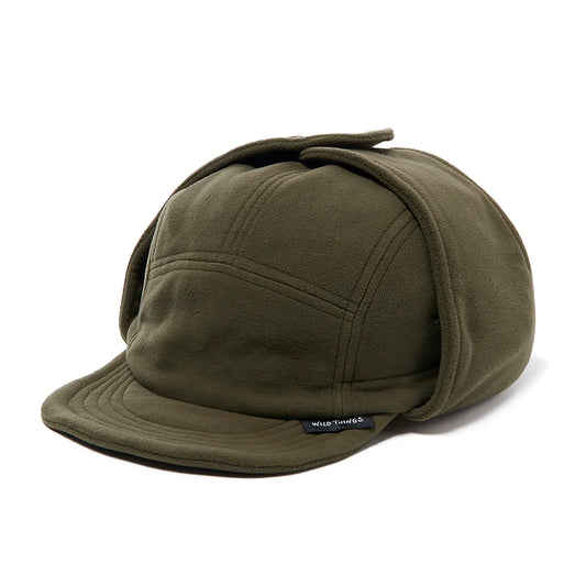Wild Things fleece cap i olivengrøn med øreflapper og velcro i fem-panel konstruktion