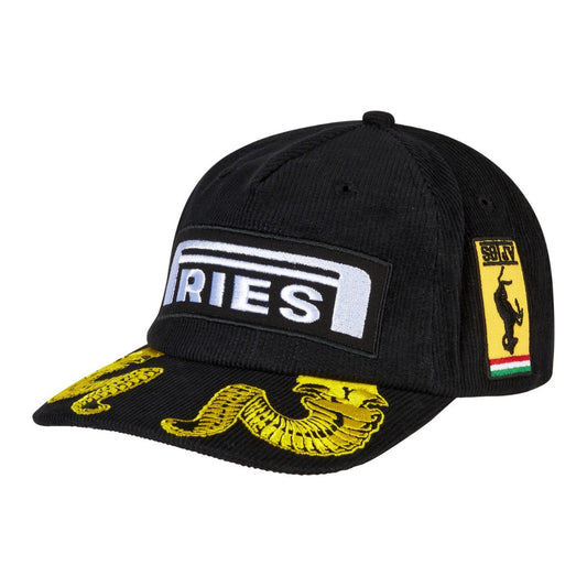 Corduroy snapback cap i sort med broderede patches og gult slangemblem på skærm