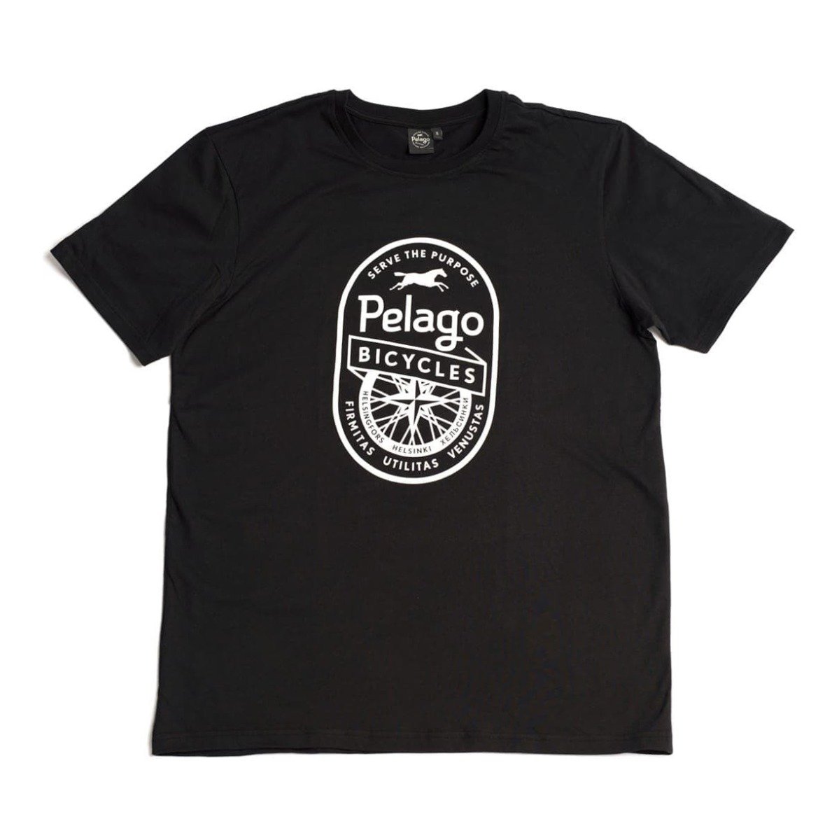 Sort Pelago Bicycles t-shirt med hvidt badge-print, klassisk logo og Helsinki-reference