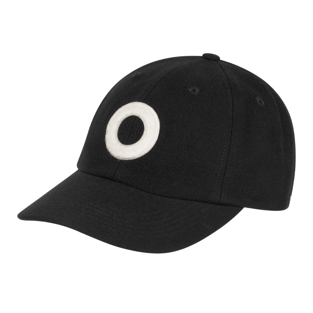 Sort six-panel cap med hvid cirkel-patch, buet skygge og ventilationsøjer