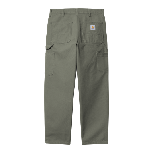 Bukser i olivengrøn canvas, løst fit med knæpaneler, dobbelte baglommer og workwear-label
