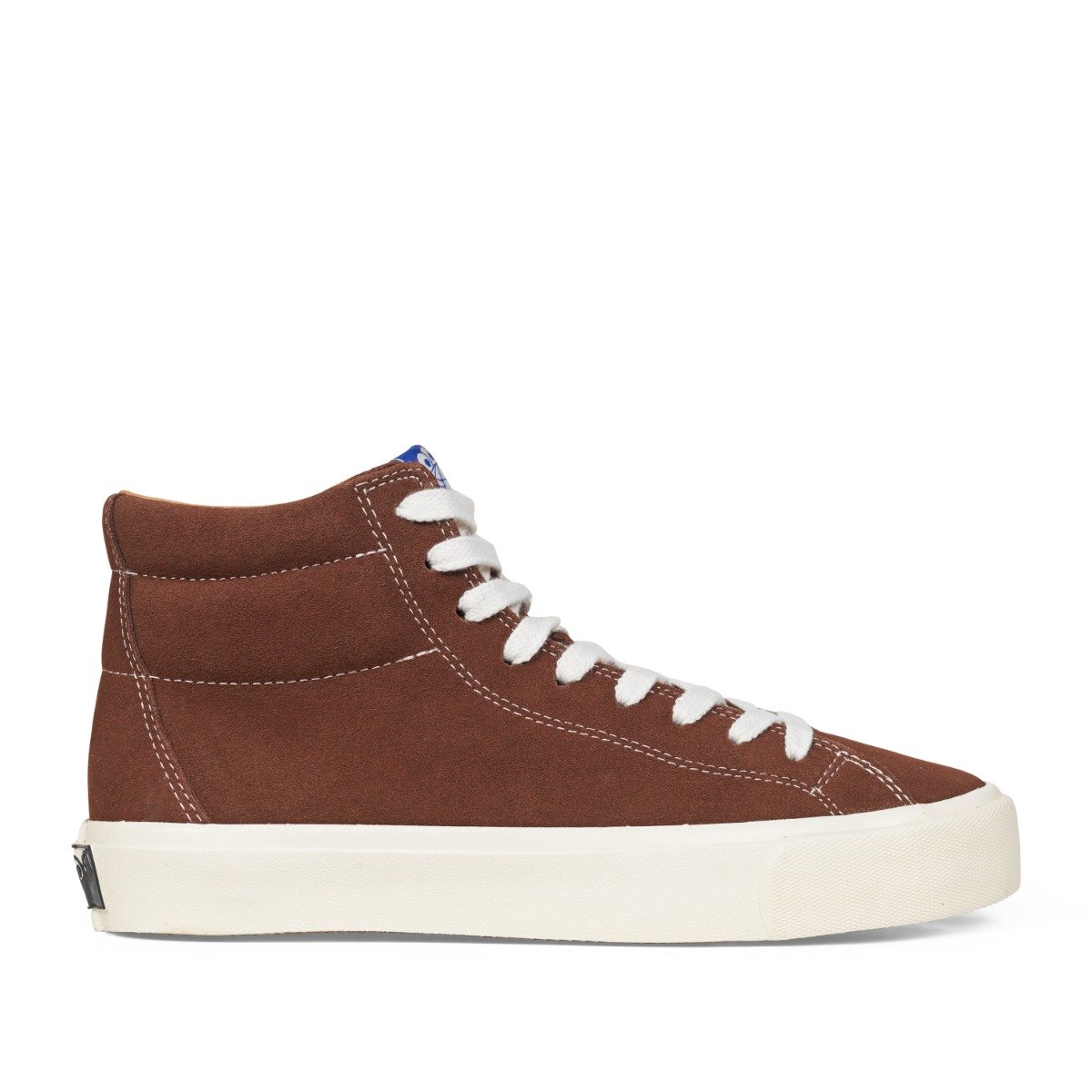 Høj brun suede sneaker med hvide snørebånd, cremehvid vulkaniseret sål og klassisk skate-silhuet