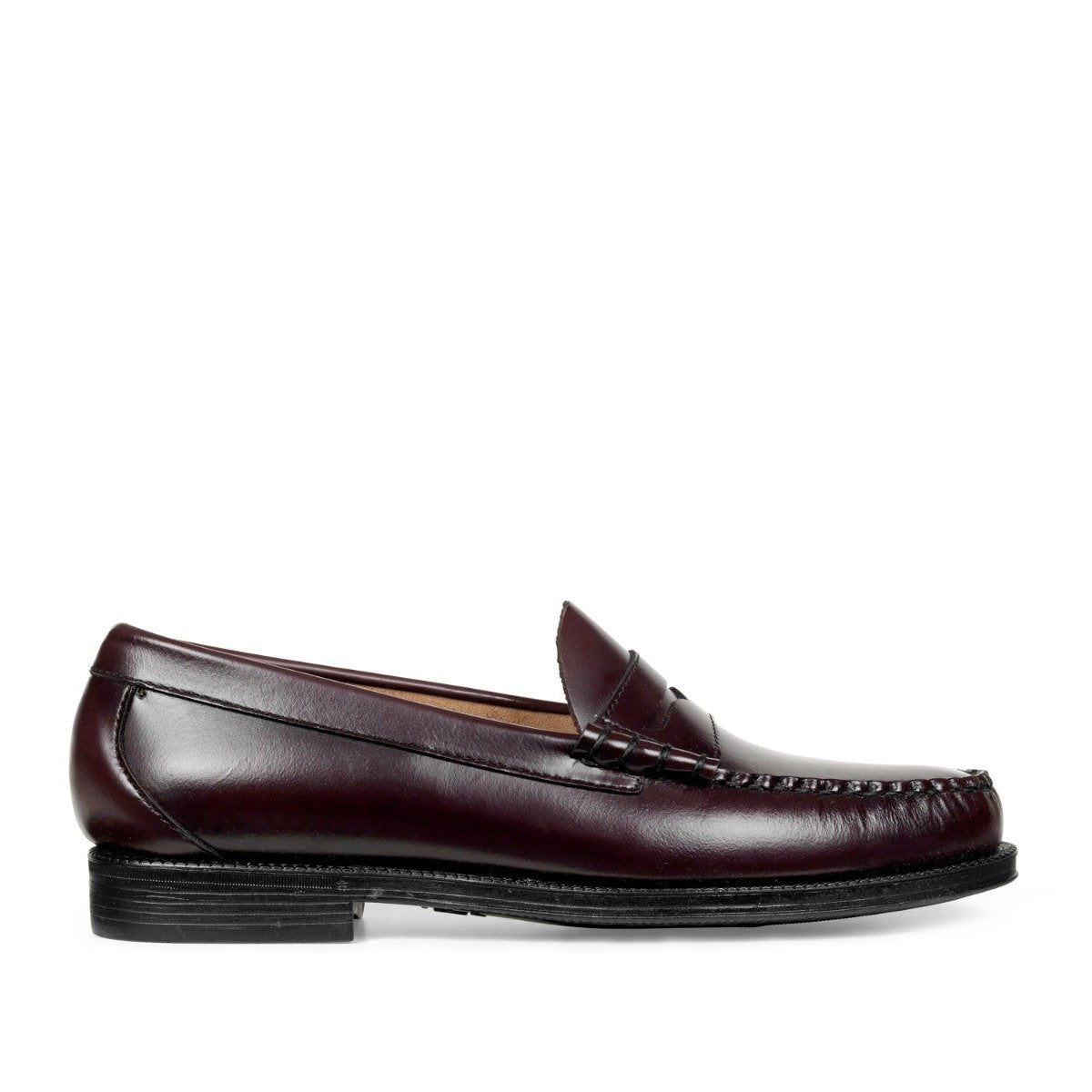 Penny loafer burgundy læder moccasin-konstruktion med håndsynet tå og sort gummisål